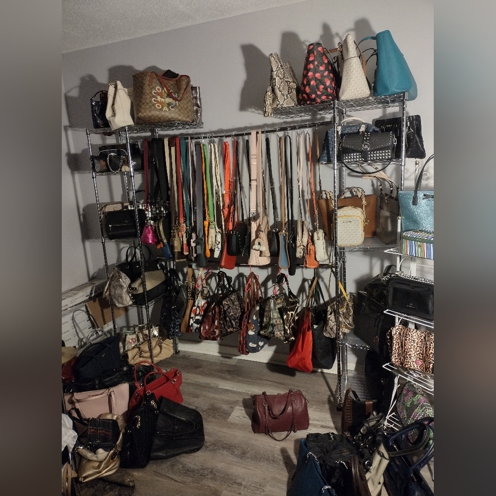IM LIVE!! CHRISTY THE PURSE PEDDLER!! NEVER ENDING DEALS!! - Picture 6 of 9